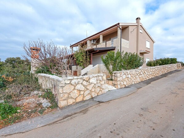 Exterior - Modern Holiday Home in Mandre With Barbeque (Zmijavci)