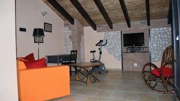 Driepersoonskamer | Woonruimte | Een 30-inch lcd-televisie met digitale zenders en een televisie