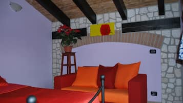 Driepersoonskamer | Een bureau, gratis wifi, beddengoed