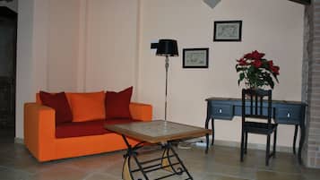 Habitació triple | Sala d'estar | Televisor LCD de 30 polzades amb canals digitals i televisor