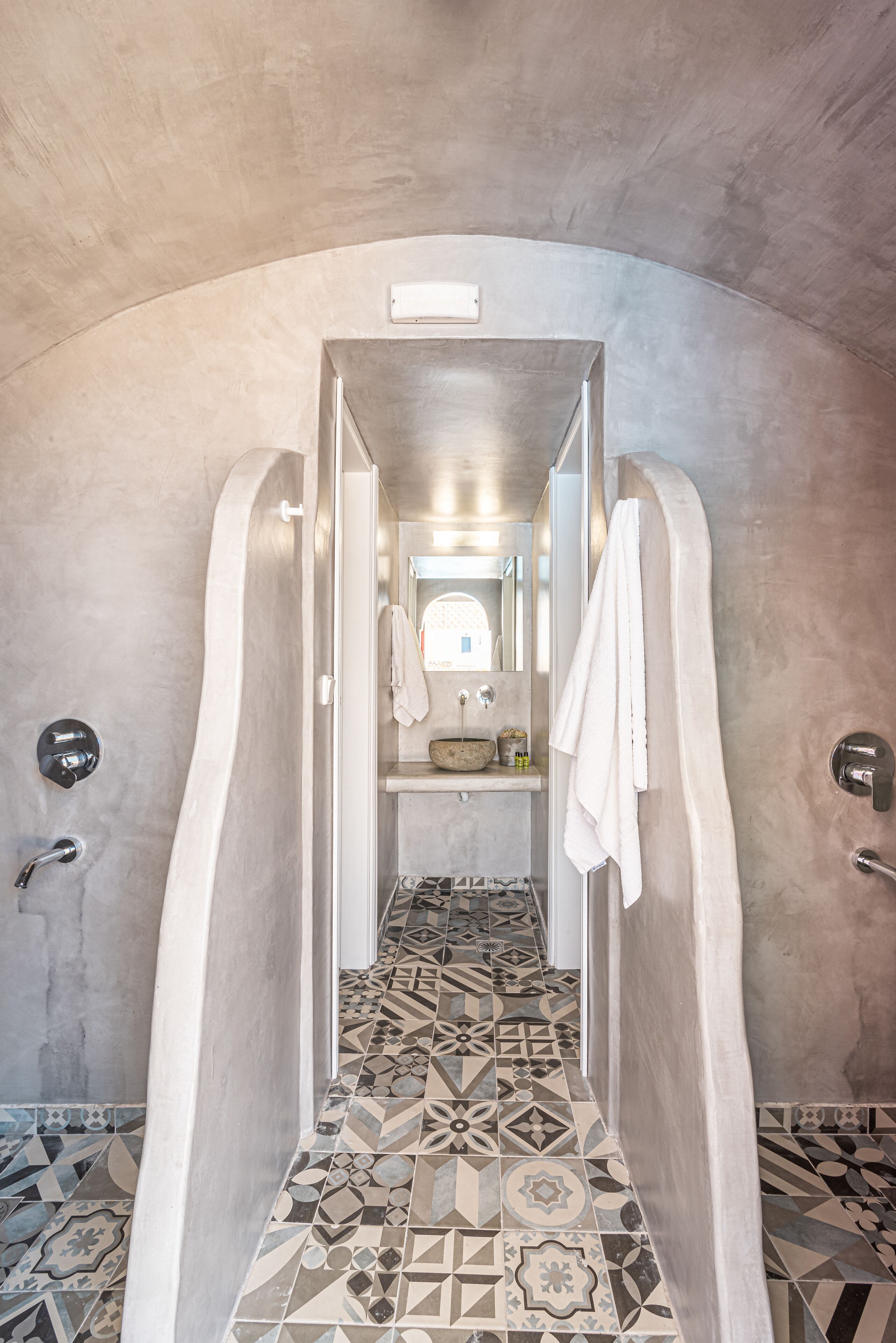 seasonal outdoor pool, open 9:00 am to 10:00 pm, pool umbrellas