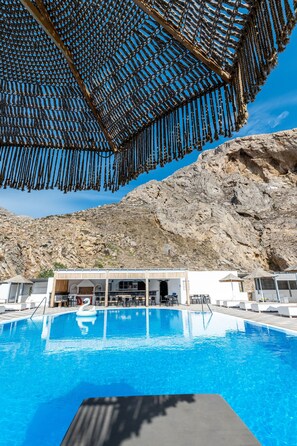 Seasonal outdoor pool, open 9:00 AM to 10:00 PM, pool umbrellas - Marianna Hotel (Santorini)