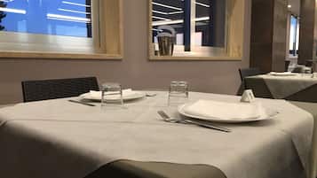 Aperto a pranzo e cena, cucina locale