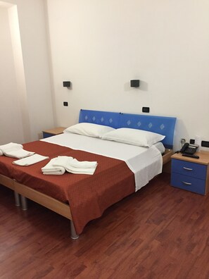 Doppel- oder Zweibettzimmer | Schreibtisch, kostenloses WLAN, Bettwäsche