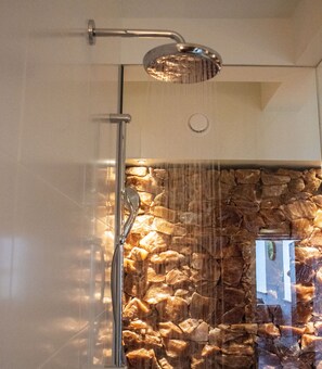 Luxury Apartment (1) | Bathroom shower - Spoorzicht Long Stay Apartments (Loppersum)