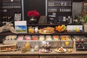 Frokostbuffé hver dag (EUR 12.50 per person)