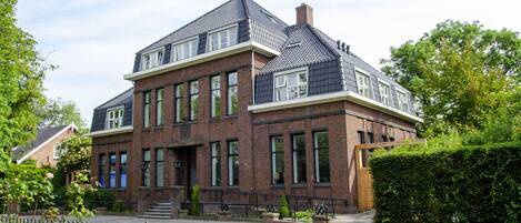 Vista frontal de la propiedad