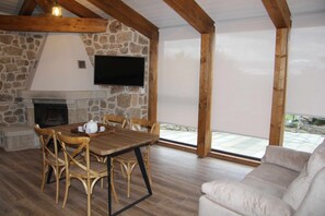 Télévision, cheminée, baby-foot, table de tennis de table