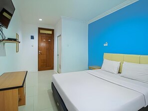 Desk, soundproofing, free WiFi, bed sheets - Guest House Dewi Fortuna (Jakarta)