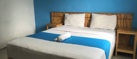 Desk, soundproofing, free WiFi, bed sheets
