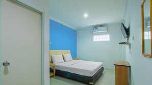 Deluxe Double Room | Desk, soundproofing, free WiFi, bed sheets - Guest House Dewi Fortuna (Jakarta)