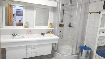 Badewanne, Handtücher, Seife, Toilettenpapier