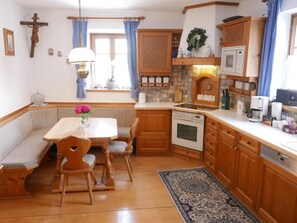 Kylskåp, mikrovågsugn, ugn och spishäll