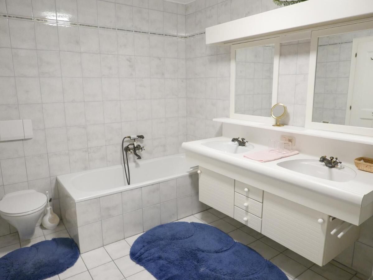 Badewanne, Handtücher, Seife, Toilettenpapier