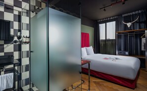 Desk, laptop workspace, free WiFi, bed sheets - Dave Downtown  Son of a Brown (Tel Aviv)