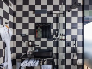 Shower, free toiletries, hair dryer, bathrobes - Dave Downtown  Son of a Brown (Tel Aviv)