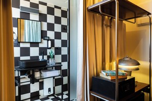 Economy kamer | Badkamer | Gratis toiletartikelen, een haardroger, badjassen, handdoeken