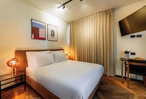 Habitación económica | Escritorio, espacio para trabajar con laptop y cunas gratuitas 