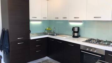 KĂŒhlschrank, Mikrowelle, Ofen, Herdplatte