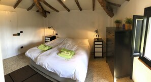 3 makuuhuonetta, silitysrauta/-lauta, ilmainen Wi-Fi, vuodevaatteet