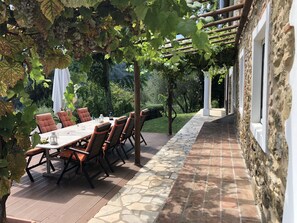 Outdoor dining - Independent holiday home, close to Lucca Pisa Florence with private pool (Borgo a mozzano)