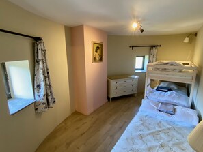 2 makuuhuonetta, silitysrauta/-lauta, vauvan matkasänky, ilmainen Wi-Fi