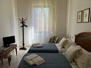 4 bedrooms, desk, iron/ironing board, free WiFi