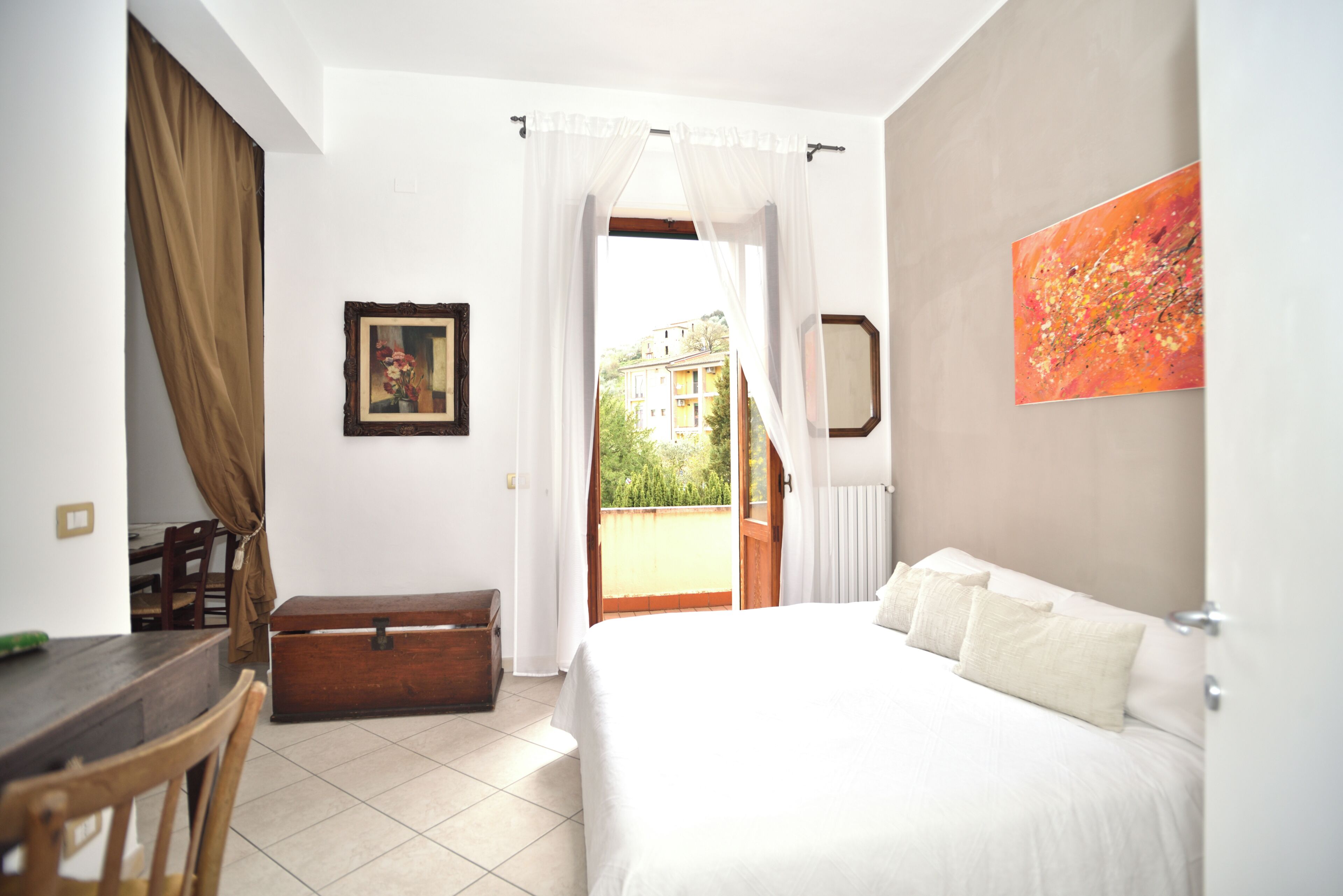 4 quartos, escrivaninha, ferros/tábuas de passar roupa