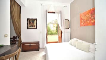 4 quartos, escrivaninha, ferros/tábuas de passar roupa