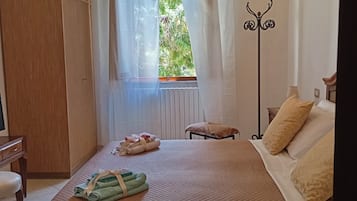4 bedrooms, desk, iron/ironing board, free WiFi