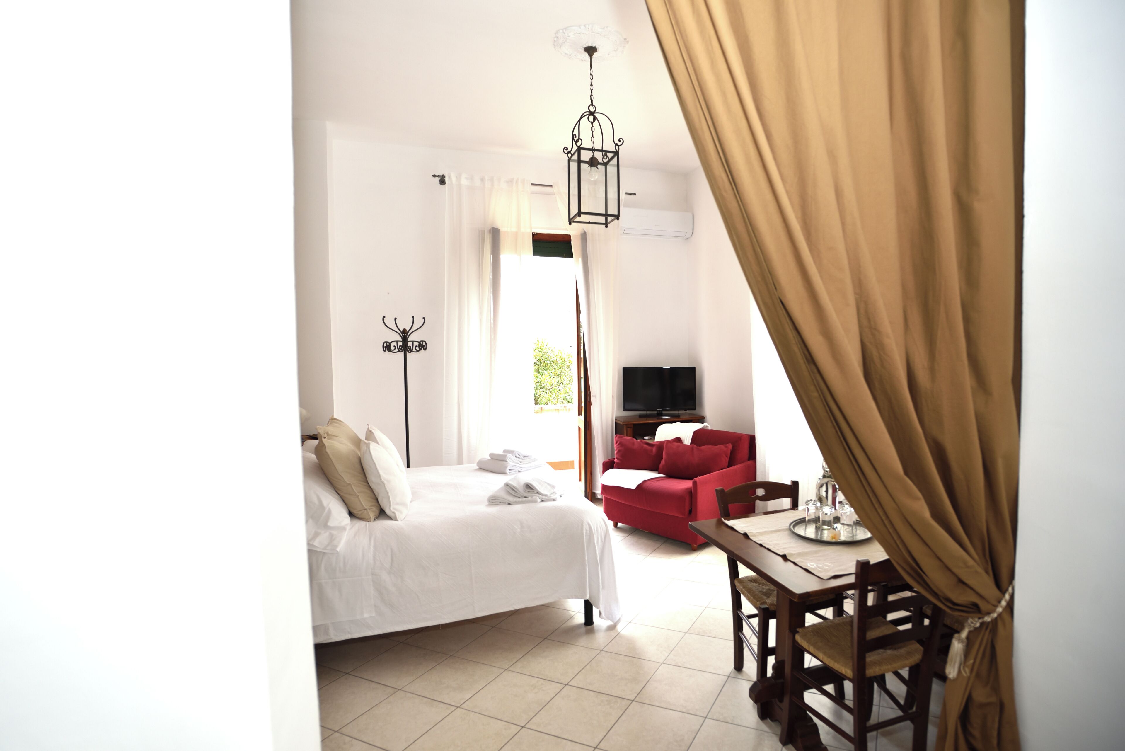 4 habitaciones, escritorio, tabla de planchar con plancha y wifi gratis 