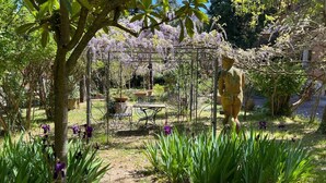 A garden with a pergola, a statue, and a table. - VILLA LA PINETA DI SINALUNGA - Valdichiana and Val d'Orcia for family or friends (SINALUNGA)