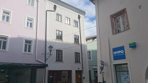 A street view with a building labeled "HYPO SALZBURG" and a "Zone" sign. - Stadthaus Franz Josef (Hallein)