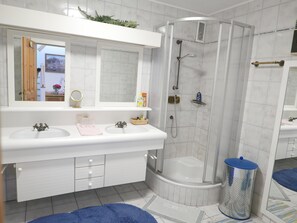Condo conforto, 3 quartos | Banheiro | Toalhas de banho
