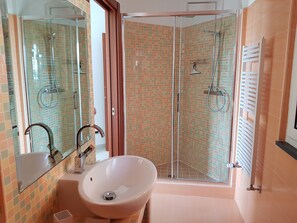 Baignoire, sèche-cheveux, bidet, serviettes fournies