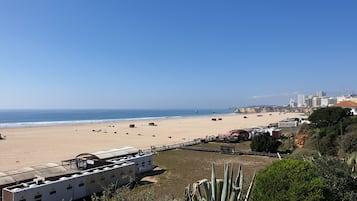 Una spiaggia nelle vicinanze