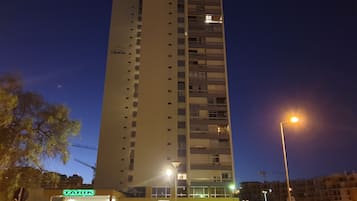 Vista frontal de la propiedad por la tarde o noche