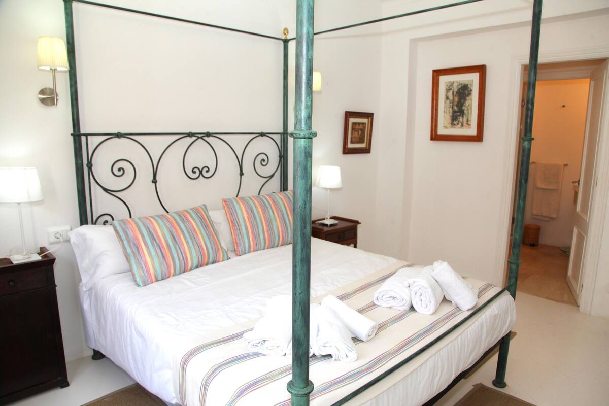 Individually furnished, bed sheets