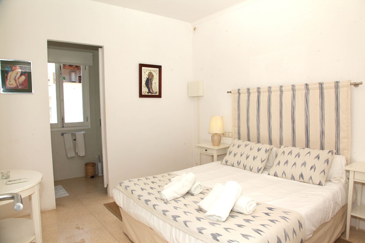Basic Double Room Single Use | Individually furnished, bed sheets