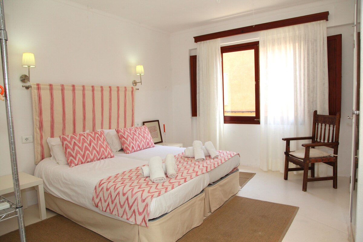 Superior Twin Room | Individually furnished, bed sheets