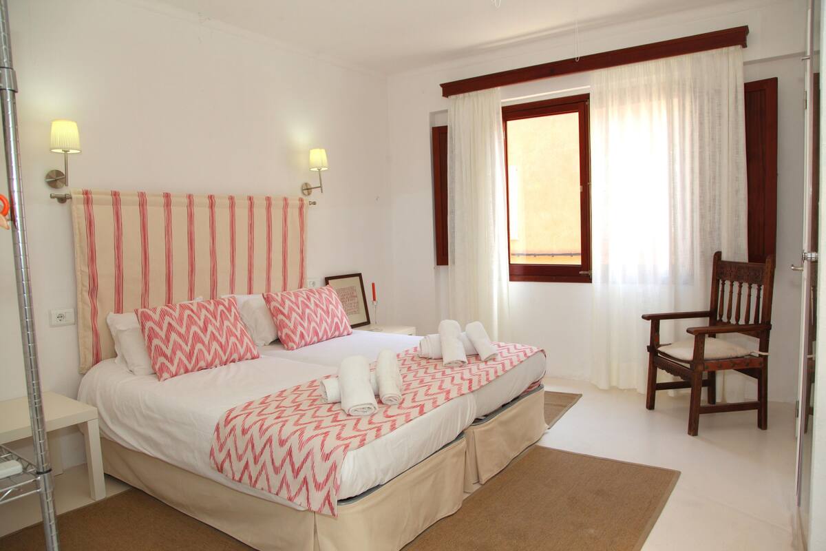 Individually furnished, bed sheets