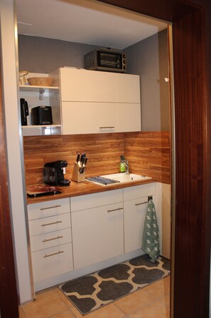 Fridge, stovetop, coffee/tea maker, electric kettle