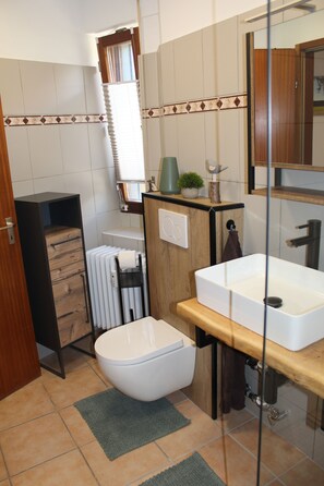 Suihku, hiustenkuivaaja, pyyhkeet, saippua