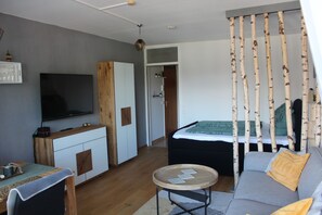 Fernseher, Tischfußball, Tischtennisplatte