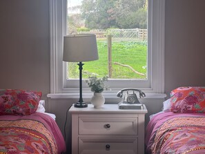 4 bedrooms, desk, iron/ironing board, travel cot - Skibo Cottage (Skibo)