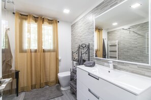 Een douche, een haardroger, handdoeken