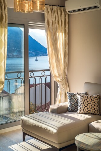 2 Bedroom SEAVIEW apartment with Pool