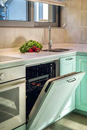 Jääkaappi, mikroaaltouuni, uuni, liesi