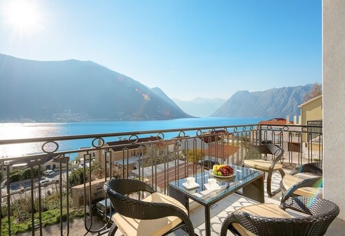 2 Bedroom SEAVIEW apartment with Pool