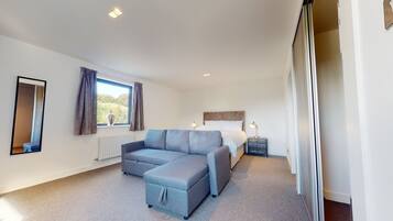 Luxury House with Hot Tub (No Dogs/Pets) | Premium bedding, desk, laptop workspace, free WiFi